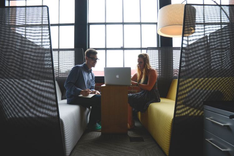 SEO Consultant - CC0 License - https://www.pexels.com/photo/advice-advise-advisor-business-7075/