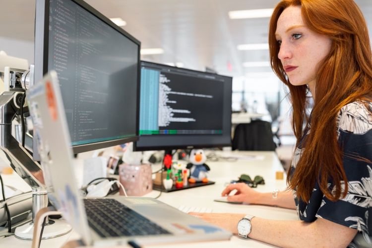 tech-women-coding