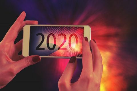 2020 on the screen of a cell phone